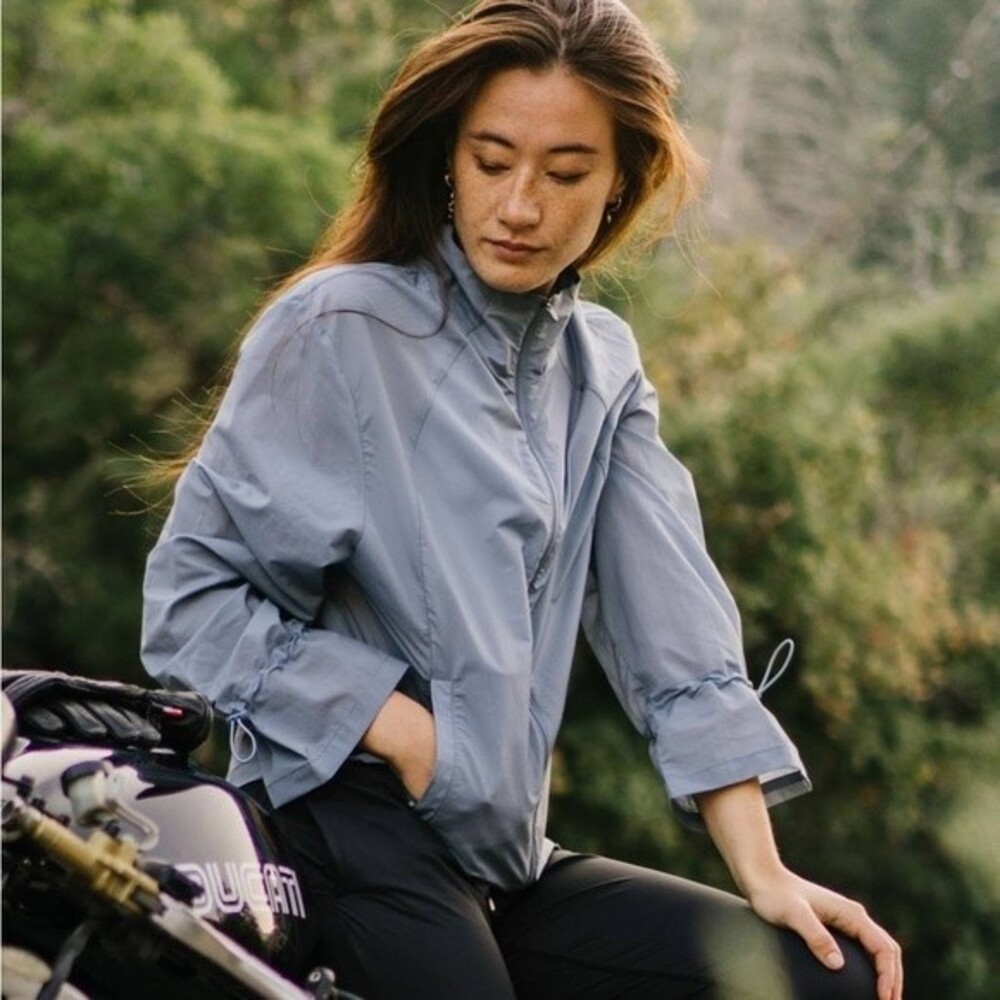 NWT Zyia Active Drawstrings Lightweight Windbreaker Blue Gray Women’s Medium NEW